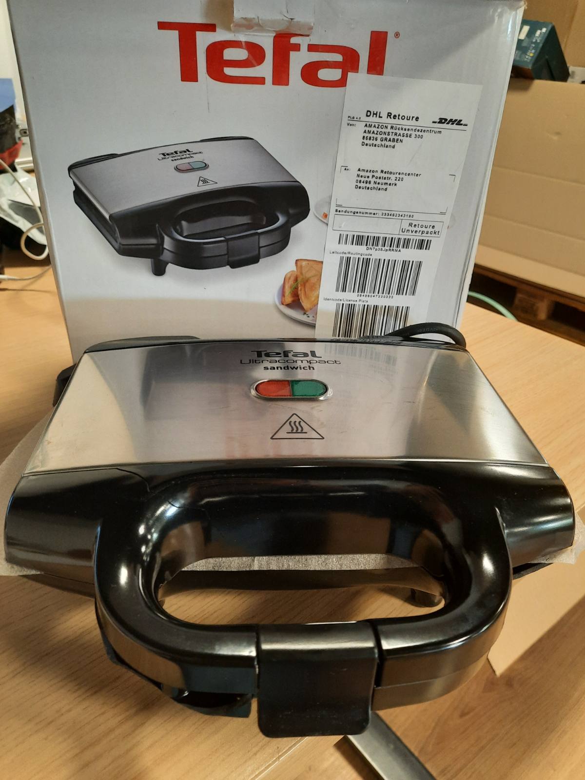 293085 - Tefal Makinë sanduiçi për sanduiçe trekëndëshe, Pllaka jo ngjitëse, E izoluar nga nxehtësia, Ruajtje vertikale, Dritë treguese