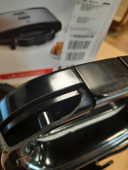 293085 - Tefal Makinë sanduiçi për sanduiçe trekëndëshe, Pllaka jo ngjitëse, E izoluar nga nxehtësia, Ruajtje vertikale, Dritë treguese