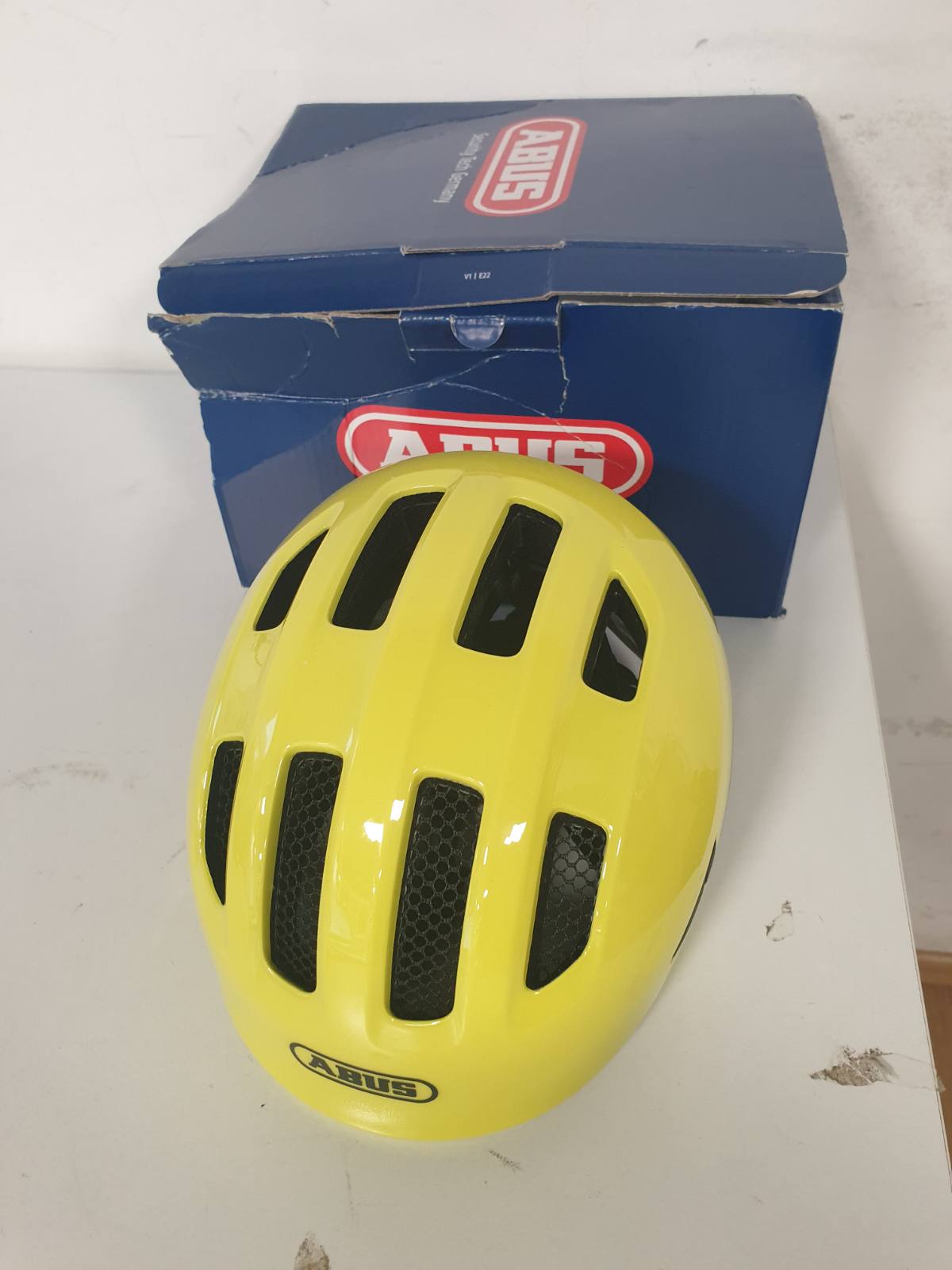293122 - ABUS Helmetë për fëmijë Smiley 3.0, Madhësia S, E verdhë me shkëlqim, dizajne miqësore për fëmijë, prerje të ulët, hapësirë për t’u kapur bisht kali