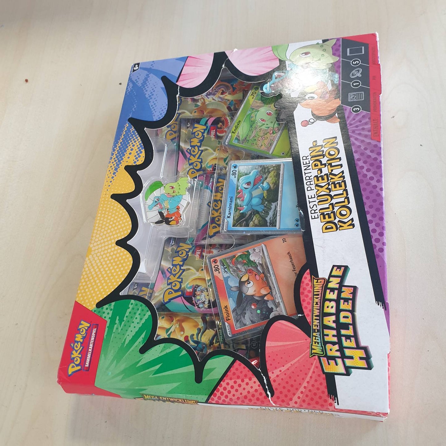 293180 - POKÉMON Lojë me Letra Tregtare: Koleksioni Deluxe Pin Mega Evolution – Heroes Exalted, përfshin 3 karta promovuese holografike, 1 pin luksoz, 5 pako përforcuese