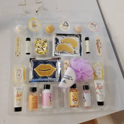 293202 - MAD BEAUTY – Kalendari i Adventit i Disney Winnie the Pooh me 24 produkte kozmetike, produkte Wellness, produkte për gra, maskë fytyre, locion trupi, lidhëse flokësh, limë thonjsh