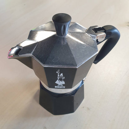 293375 - BIALETTI Moka Color Makinë ekspreso ikonike në sobë, bën kafe autentike italiane, enë Moka me 3 gota (130 ml), alumini, e zezë