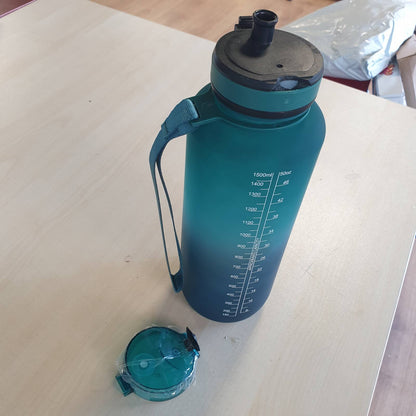 293629 - HoneyHolly Shishe Uji 1.5L, Motivuese dhe e papërshkueshme nga rrjedhjet, e ripërdorshme, Shënues kohe, graduacion për palestrën, punën, kampingun