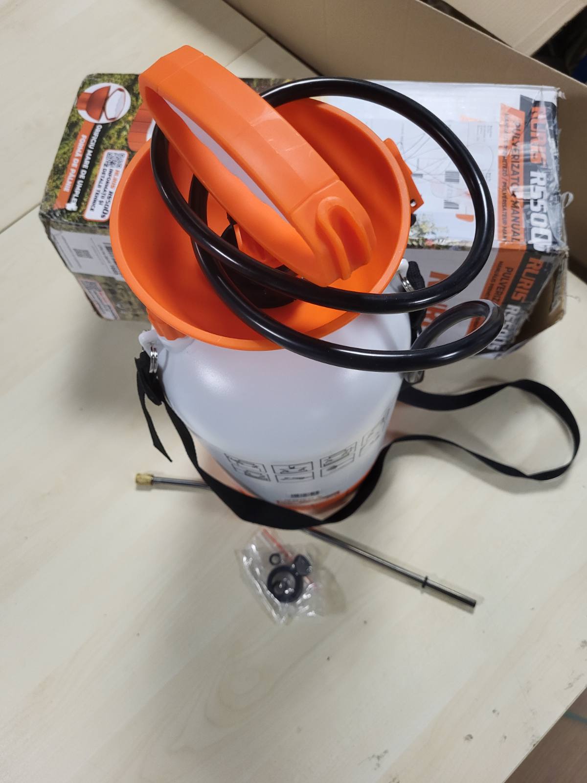 293761 - RURIS Spërkatës manual RS500S – Rezervuar 5L, Lëvizës metalik, Presion 2-3 Bar, Dorezë ergonomike, Valvul sigurie, Portokalli