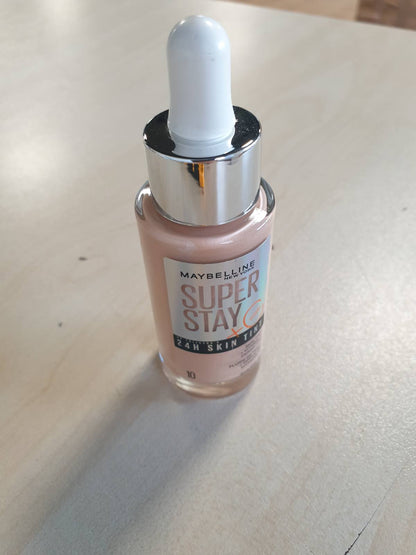 294187 - Maybelline New York Fondatinë Grim pa njolla me vitaminë C, Formulë vegjetariane, Ngjyrë Super Stay Skin, Nr. 10