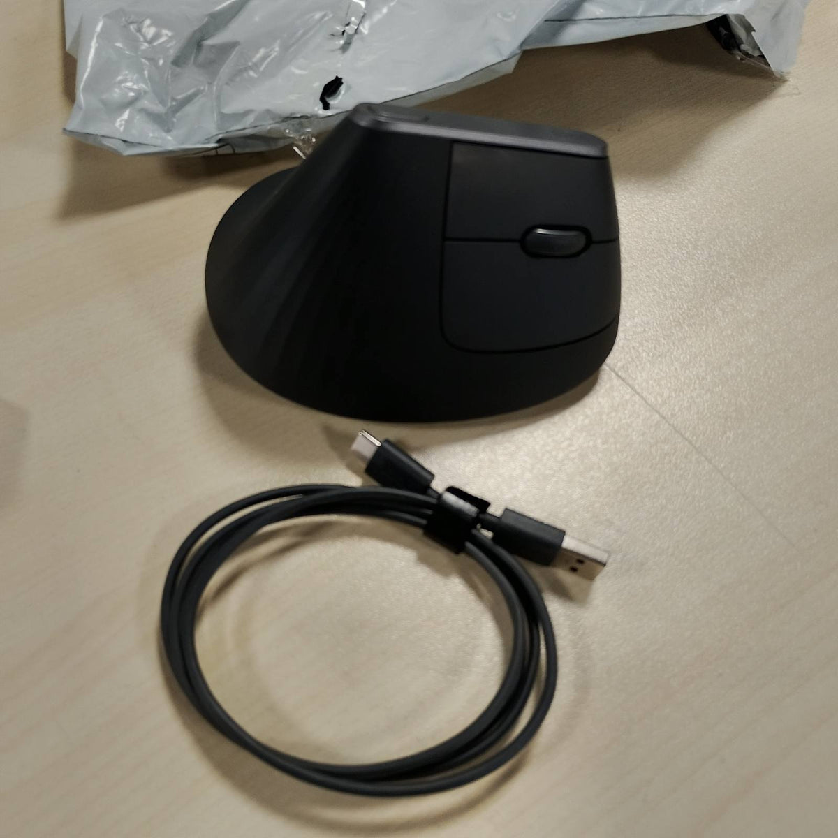 295075 - LOGITECH MX Vertical, maus ergonomik pa tel, lidhje Bluetooth dhe 2.4 GHz, sensor 4000 DPI, bateri e rikarikueshme, 4 butona, pajisje të shumfishta - Grafit