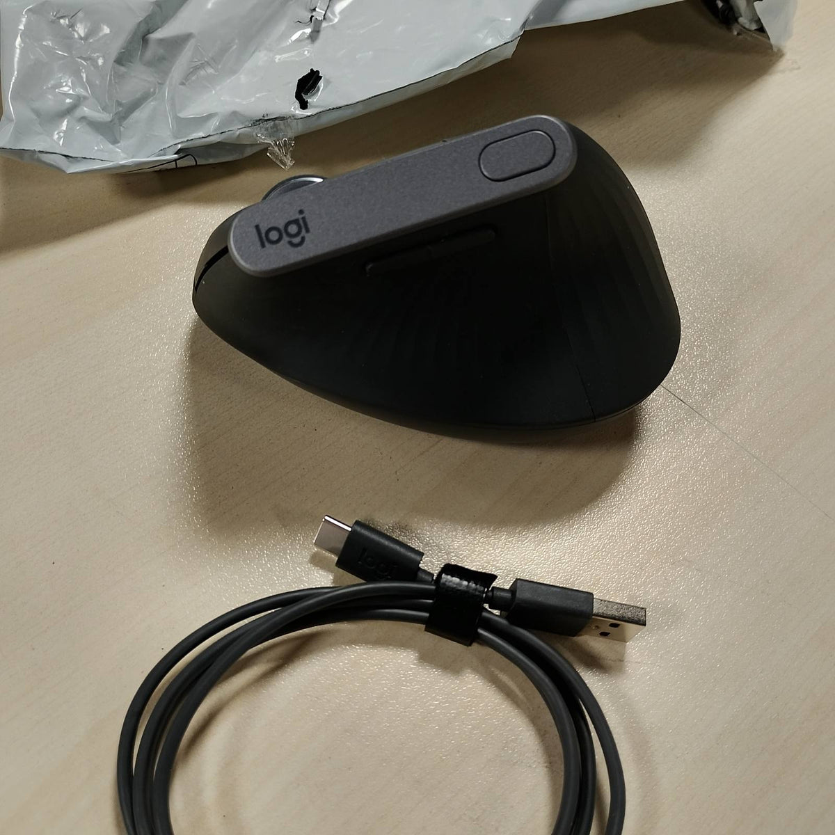 295075 - LOGITECH MX Vertical, maus ergonomik pa tel, lidhje Bluetooth dhe 2.4 GHz, sensor 4000 DPI, bateri e rikarikueshme, 4 butona, pajisje të shumfishta - Grafit