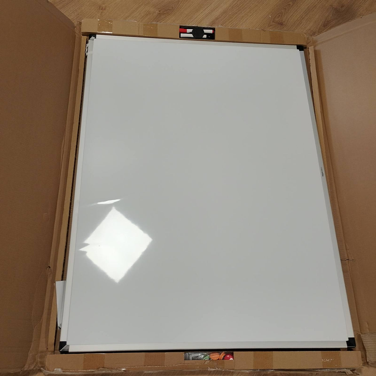 295138 - AMAZON BASICS Tabelë e bardhë magnetike me kornizë alumini dhe mbajtëse shënuesish, fshirje e thatë, 120 cm x 90 cm