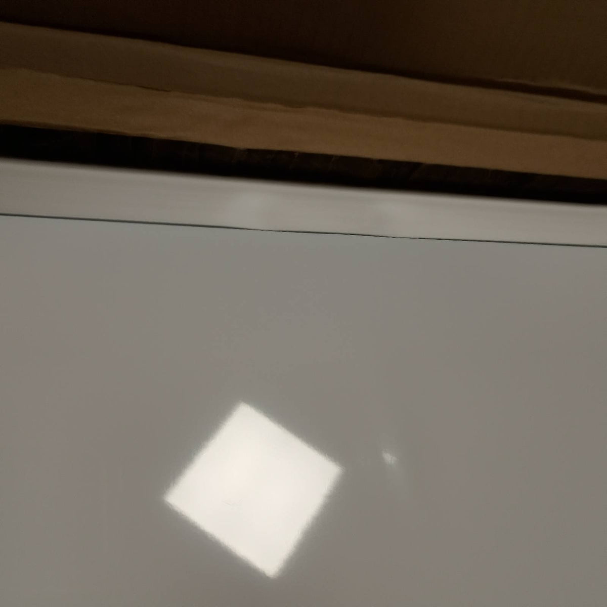 295138 - AMAZON BASICS Tabelë e bardhë magnetike me kornizë alumini dhe mbajtëse shënuesish, fshirje e thatë, 120 cm x 90 cm