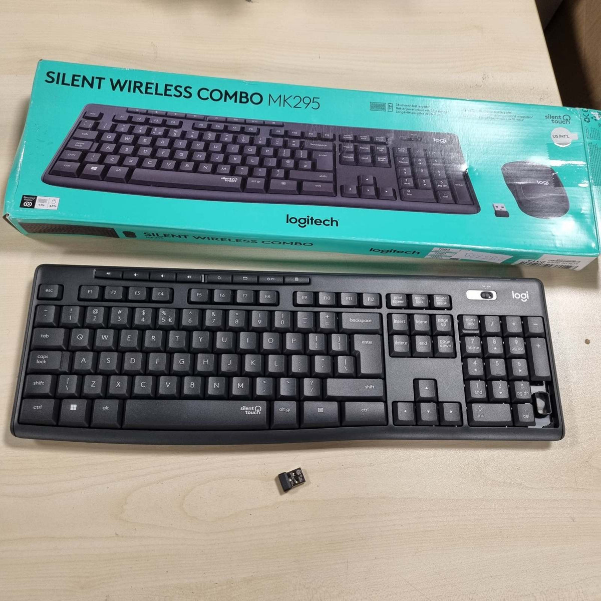 295139 - LOGITECH Kombinim mausi dhe tastiere Mk295 pa tel me teknologjinë SilentTouch, gjurmim optik të përparuar, paraqitje SHBA/ndërkombëtare, tastierë QWERTY - e zezë