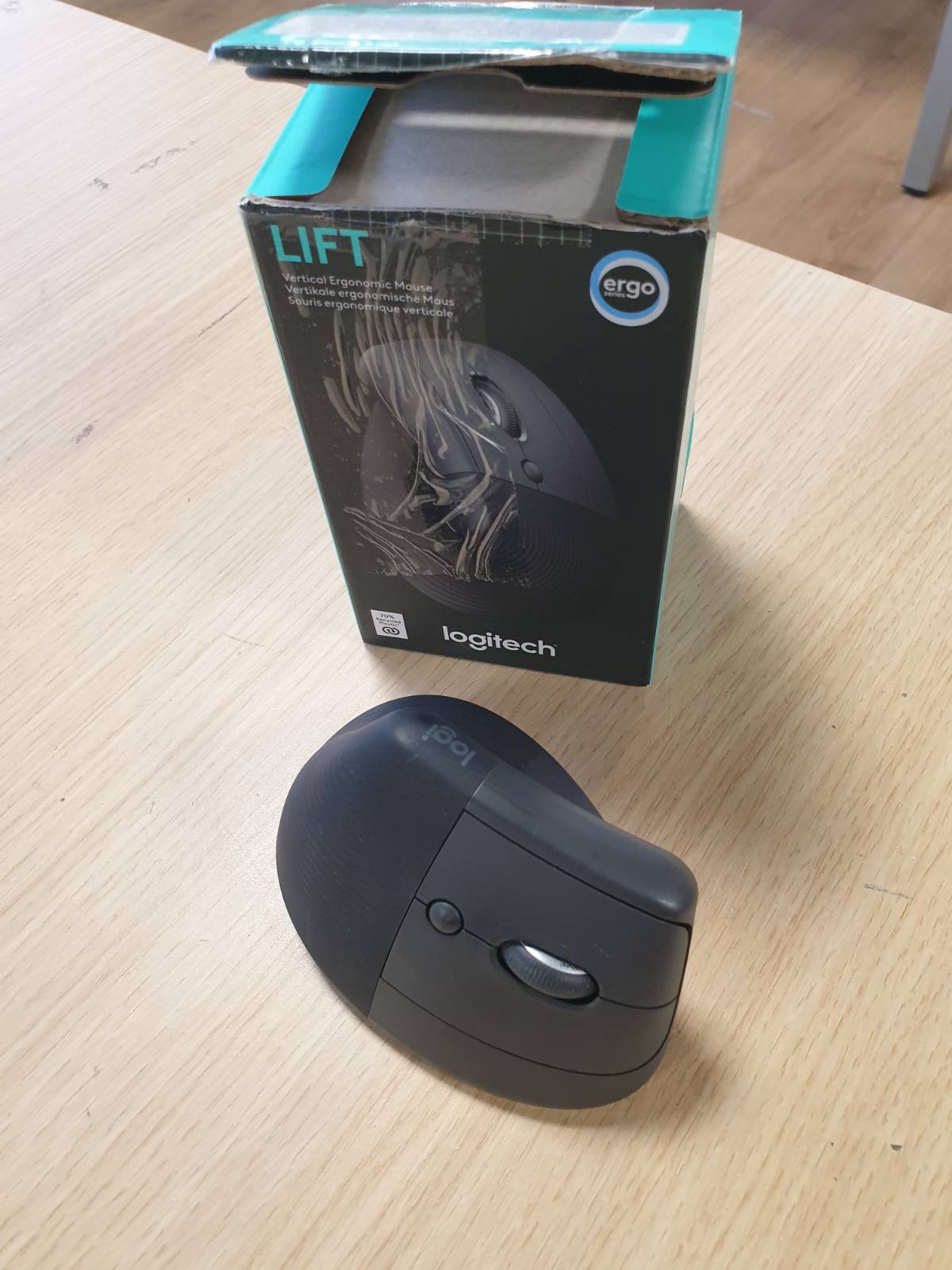 295141 - LOGITECH Maus Lift Vertikal Ergonomik, Pa Tel, Marrës Bluetooth ose Logi Bolt USB, Klikime të Qeta, 4 Butona, I pajtueshëm me Windows/macOS/iPadOS, Laptop, PC - Gri