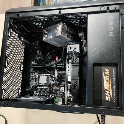 295161 - NUWO Blitz R26, Kutia e zezë Micro-ATX për kompjuter, Mini Tower, 0.50 mm SPCC, 3 ventilatorë, ndriçim LED ylberi, panel anësor prej qelqi të temperuar (Gjerësi x Lartësi: 390x346x200 mm)