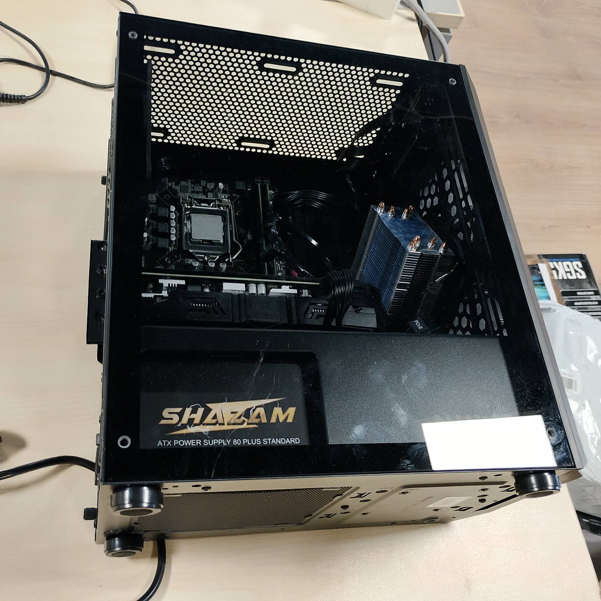 295161 - NUWO Blitz R26, Kutia e zezë Micro-ATX për kompjuter, Mini Tower, 0.50 mm SPCC, 3 ventilatorë, ndriçim LED ylberi, panel anësor prej qelqi të temperuar (Gjerësi x Lartësi: 390x346x200 mm)
