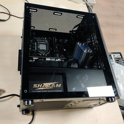 295161 - NUWO Blitz R26, Kutia e zezë Micro-ATX për kompjuter, Mini Tower, 0.50 mm SPCC, 3 ventilatorë, ndriçim LED ylberi, panel anësor prej qelqi të temperuar (Gjerësi x Lartësi: 390x346x200 mm)