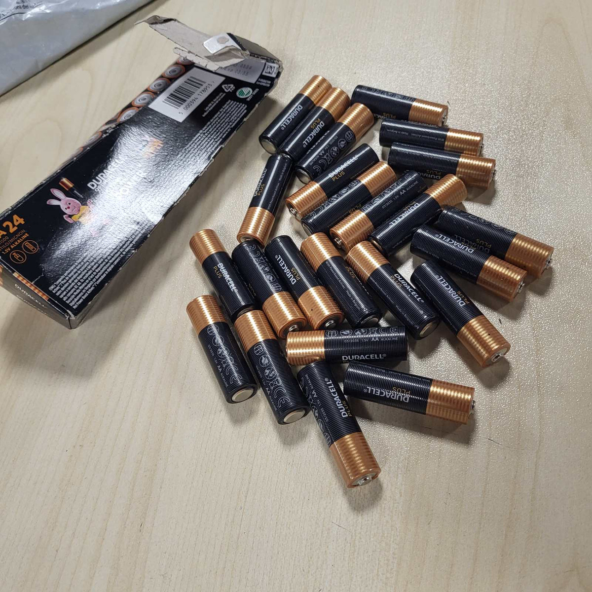 295256 - DURACELL Bateri Plus AA (Pako me 24), alkaline 1.5V, zgjat deri në 150% më shumë, përbërës POWER BOOST Actives, paketim 0% plastik, MN1500