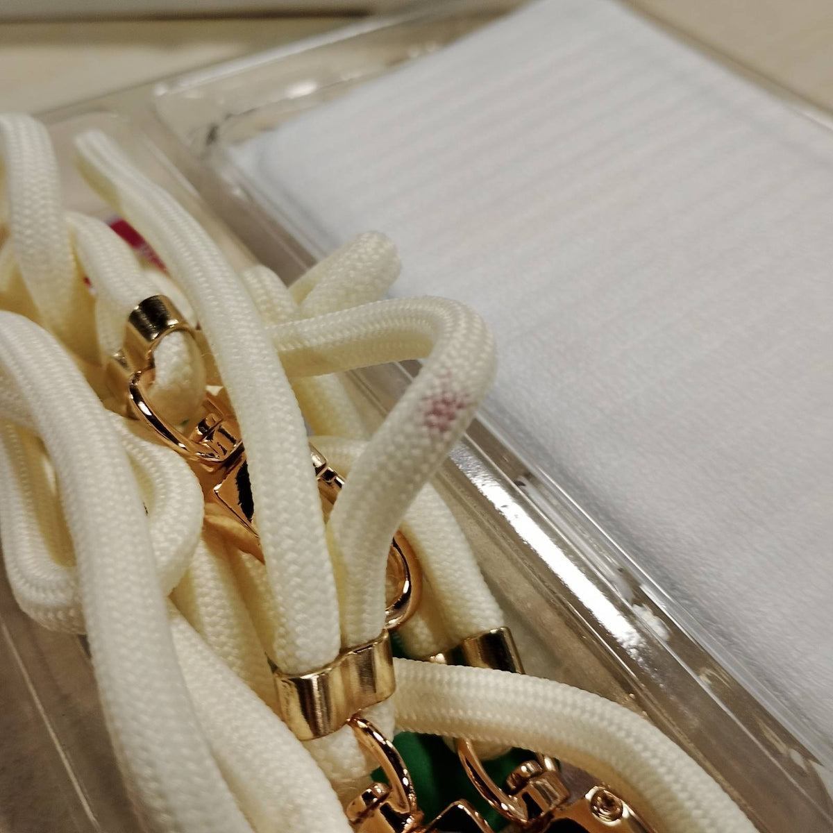 295349 - GUtttGU Rrip i shkëputshëm telefoni për iPhone 15 Pro Max, rrip i gjatë bezhë për qafën, mbrojtës transparent telefoni i pajtueshëm me MagSafe
