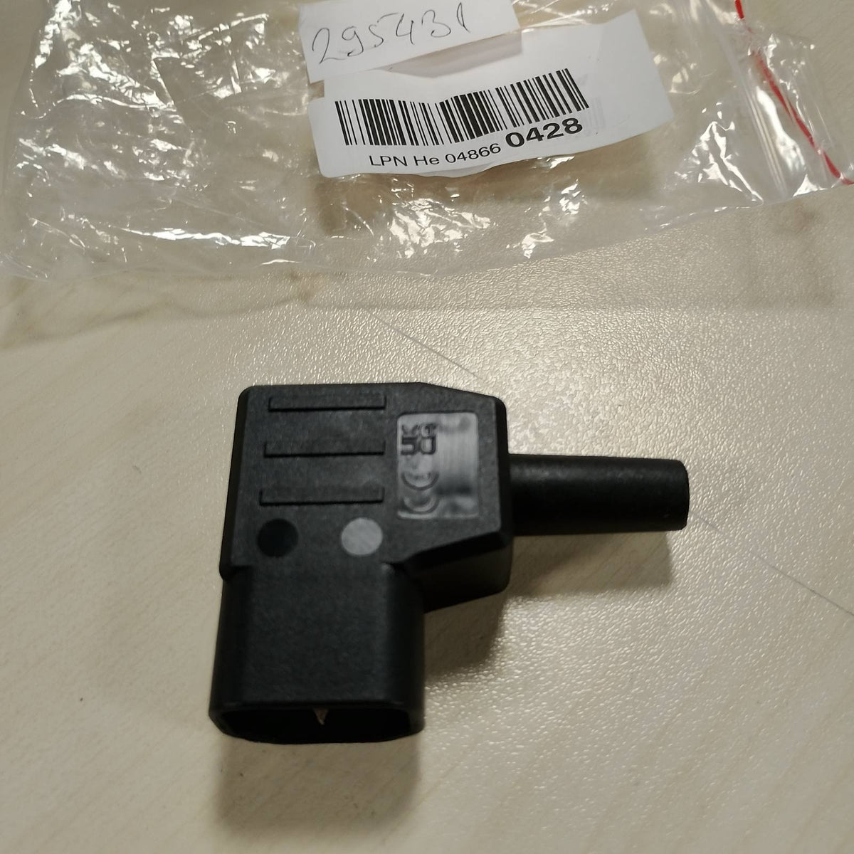 295431 - PREMIUMCORD Lidhje me rrjetin elektrik 230V e kënduar 90°, 10A, IEC C14, ngjyrë e zezë