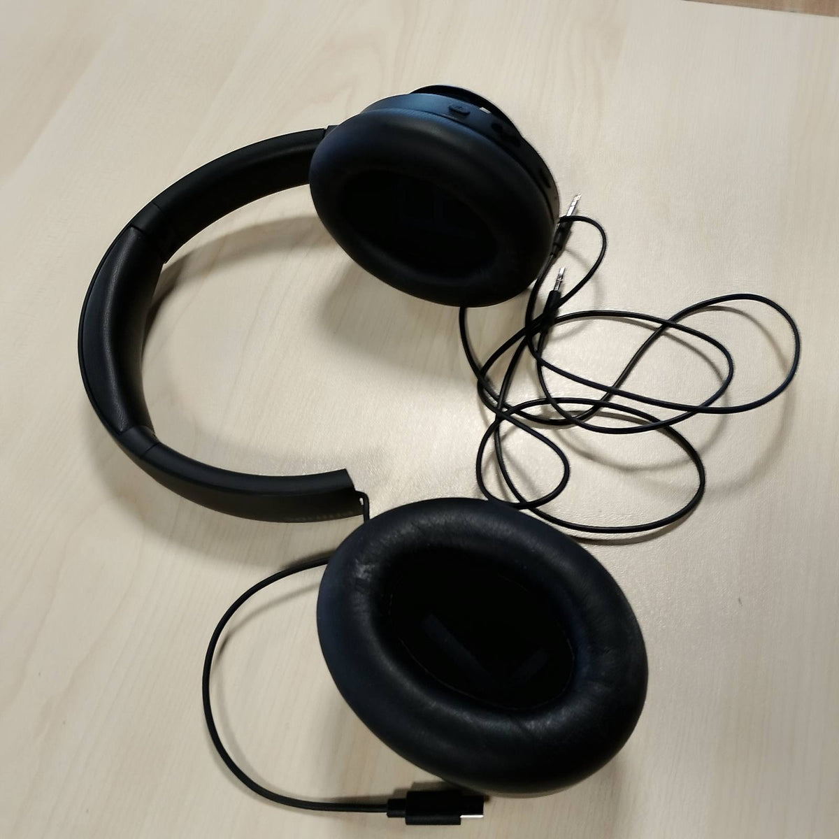 295603 - PHILIPS TAH6509BK/00 Kufje pa tel Bluetooth në vesh me anulim zhurmash, cilësi thirrjesh e shkëlqyer, e pajtueshme me asistentët zanorë, deri në 70 orë jetëgjatësi baterie, të zeza