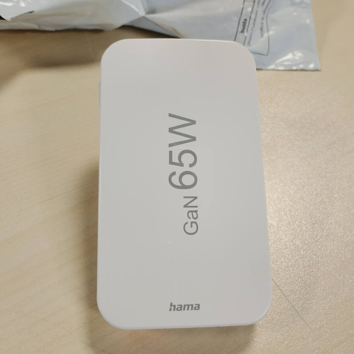 295803 - HAMA Karikues USB C 65W, Karikues muri me 2 porta USB-C, 1 portë USB-A, për telefona celularë, laptopë, tableta, mbështet furnizimin me energji, i bardhë