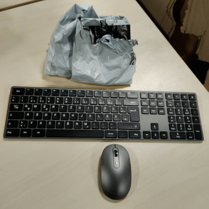 295819 - AMAZON BASICS - Tastierë dhe maus pa tel i rikarikueshëm - Ultra i hollë, shtypje e qetë e tasteve, me tastierë numerike - Ngjyra: I zi