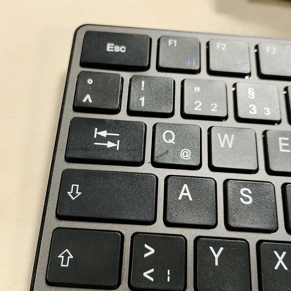 295819 - AMAZON BASICS - Tastierë dhe maus pa tel i rikarikueshëm - Ultra i hollë, shtypje e qetë e tasteve, me tastierë numerike - Ngjyra: I zi