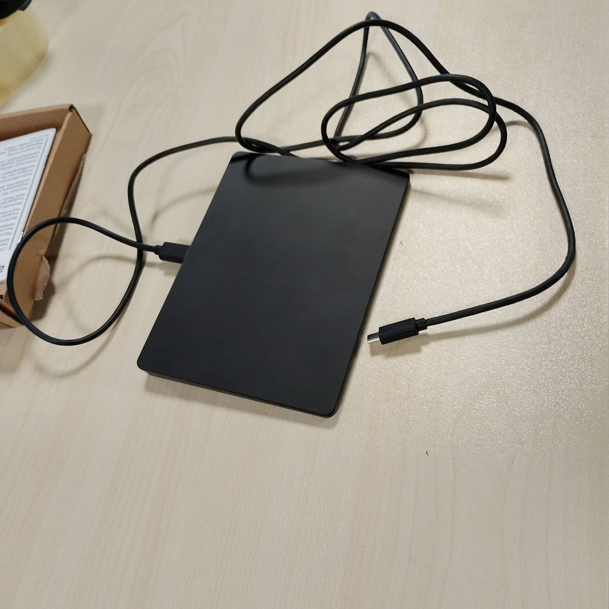 295951 - AMAZON BASICS Touchpad me shumë prekje USB-C 6.2 cm, kabllo 1.8 m, e zezë, i pajtueshëm me Windows
