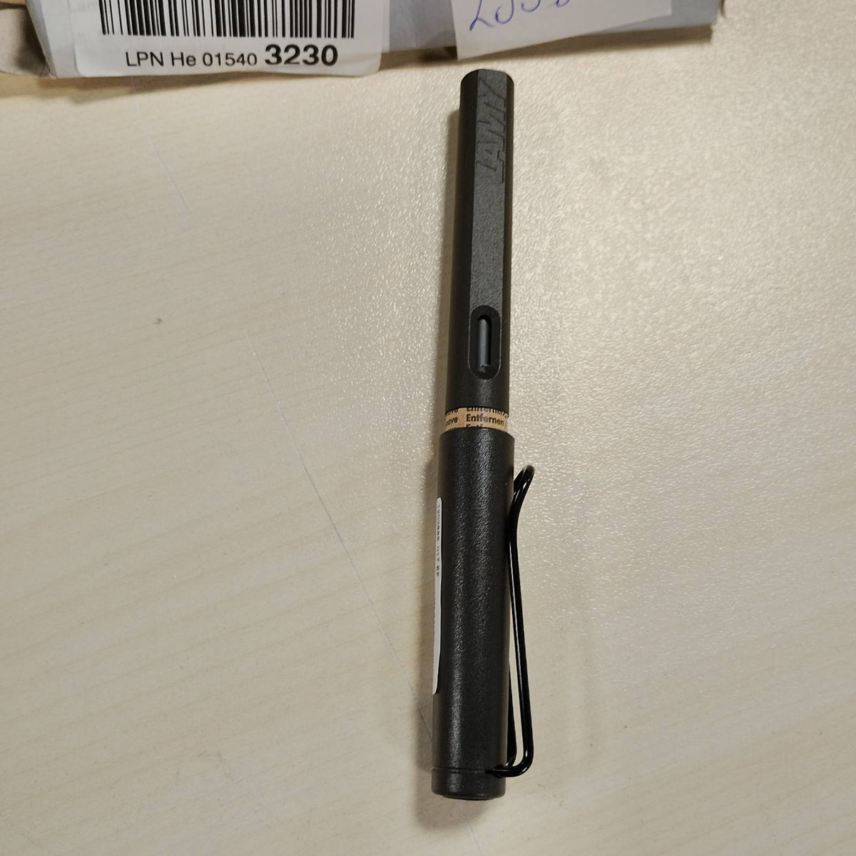 295998 - LAMY Safari Umbra - Stilograf me dorezë ergonomike dhe majë çeliku EF, përfshin fishek blu T10, ideal për shkrim dhe kaligrafi, për dorën e djathtë
