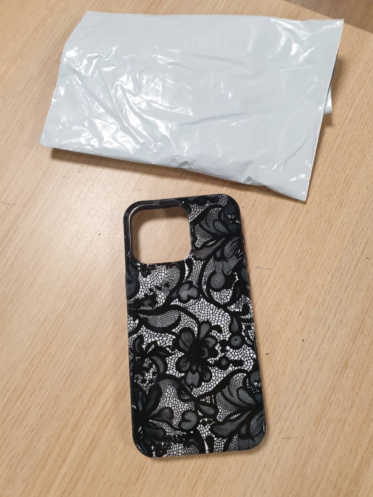 296100 - MBËSHTJELLËSE ME DANTELLË TË ZEZË, ME MODEL VINTAGE PËR IPHONE 15 PRO MAX