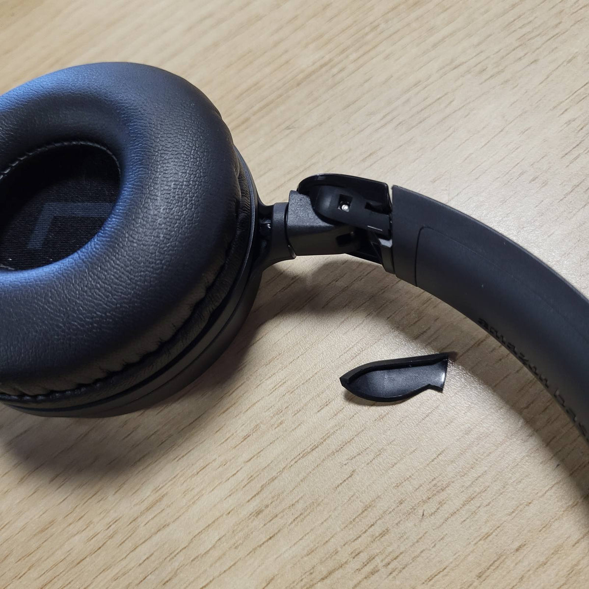296101 - KUFJE KOMPJUTERI ME TELA AMAZON BASICS PËR NË VESH, ME MIKROFON TË RREGULLUESHËM, PORTË 3.5 MM OSE KONTROLA TË INTEGRUARA ME PORTË USB-A, TË PALOSSHME, MADHËSIA S/M, TË ZEZA