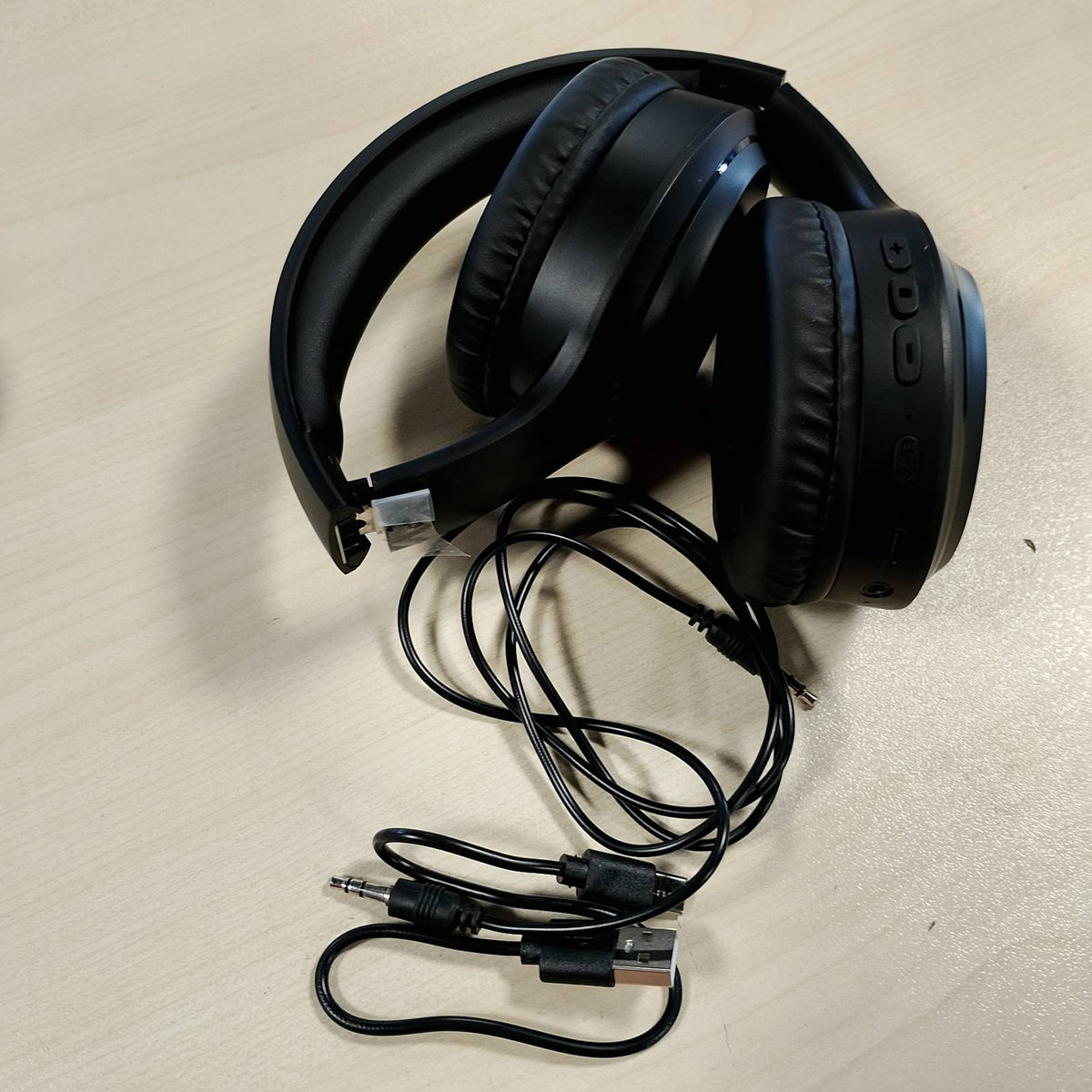 296149 - elzle Kufje Bluetooth Over-Ear, jetëgjatësi baterie 82-orëshe, Bluetooth 5.3, 3 mënyra ekualizuesi, mikrofon i integruar, dizajn i lehtë dhe i palosshëm