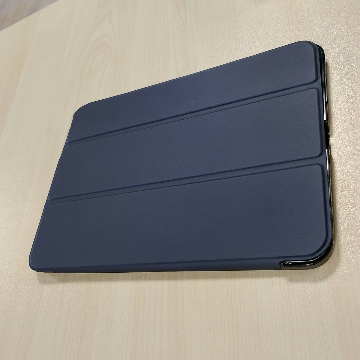 296176 - MBROJTËSE JETECH PËR IPAD (A16) GJENERATA E 11-TË/10-TË, Mbrojtëse e fortë e pasme me mbështetëse të hollë, Funksion automatik gjumë/zgjim, Ngjyrë: blu e errët