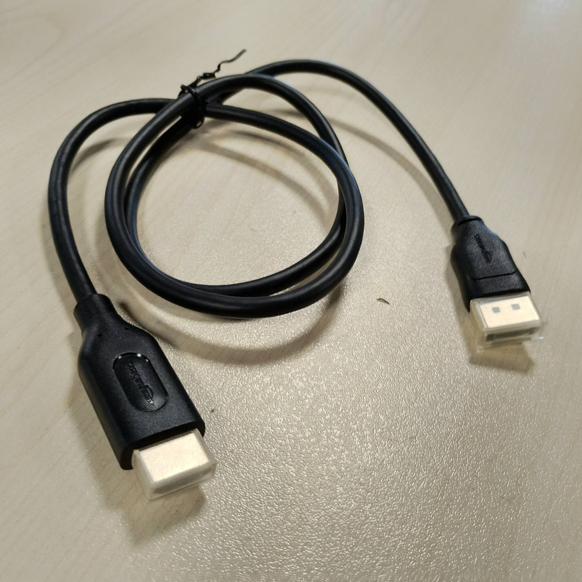 296235 - AmazonBasics - Kabllo DisplayPort (Burim) në HDMI (Ekran), Unidirekcionale, 0.9 m, e zezë