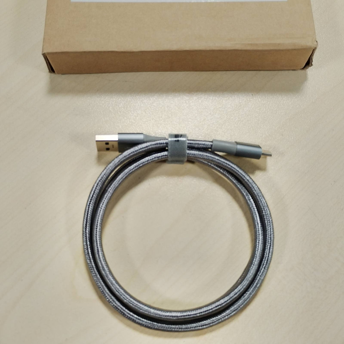 296413 - AMAZON BASICS KABLLO KARIKIMI USB 3.1 Gen 2, USB-C në USB-A, najlon i dyfishtë i thurur, 0.9 m, gri e errët
