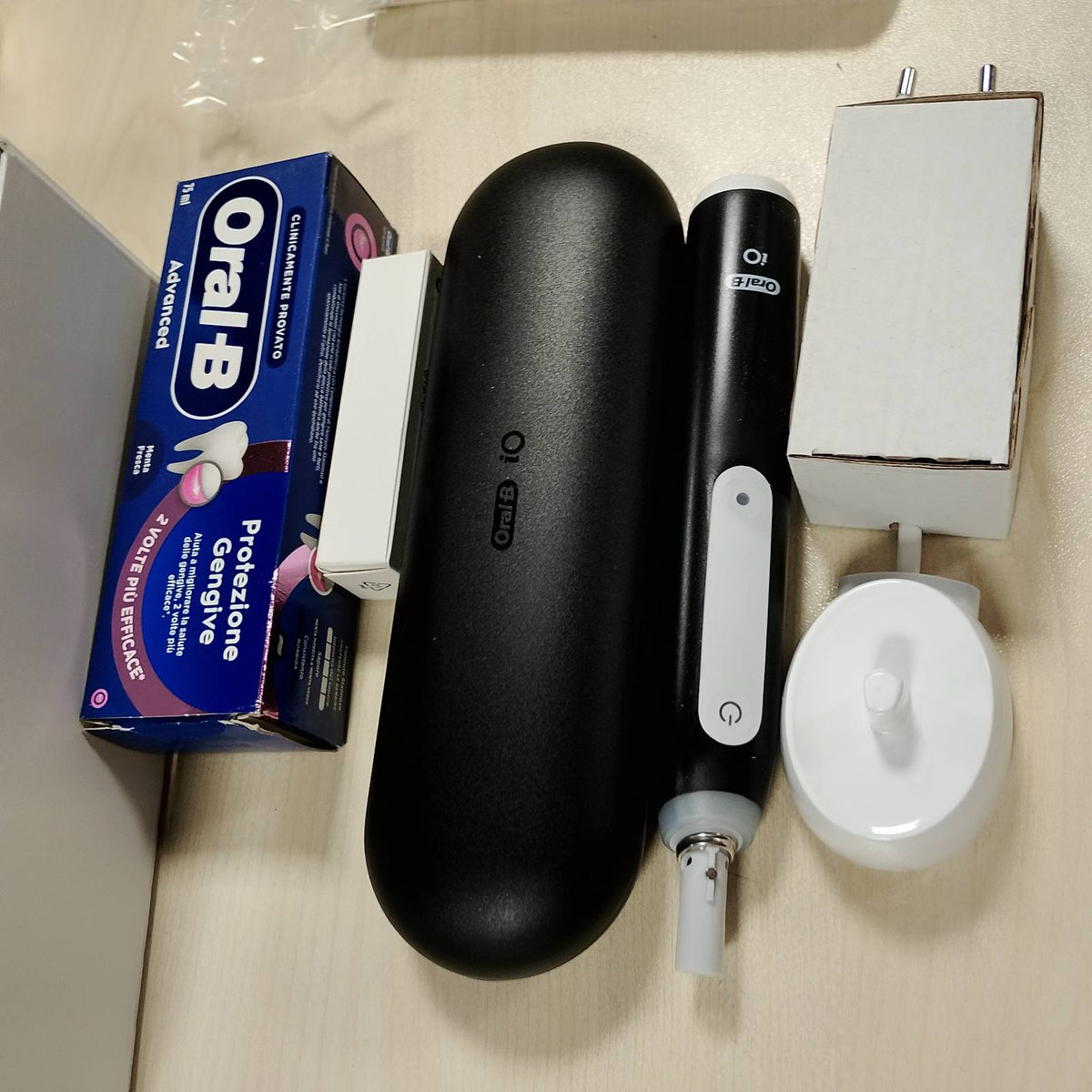 296560 - ORAL-B Furçë dhëmbësh elektrike iO 3, 1 kokë furçe, kuti, pastë dhëmbësh, e zezë
