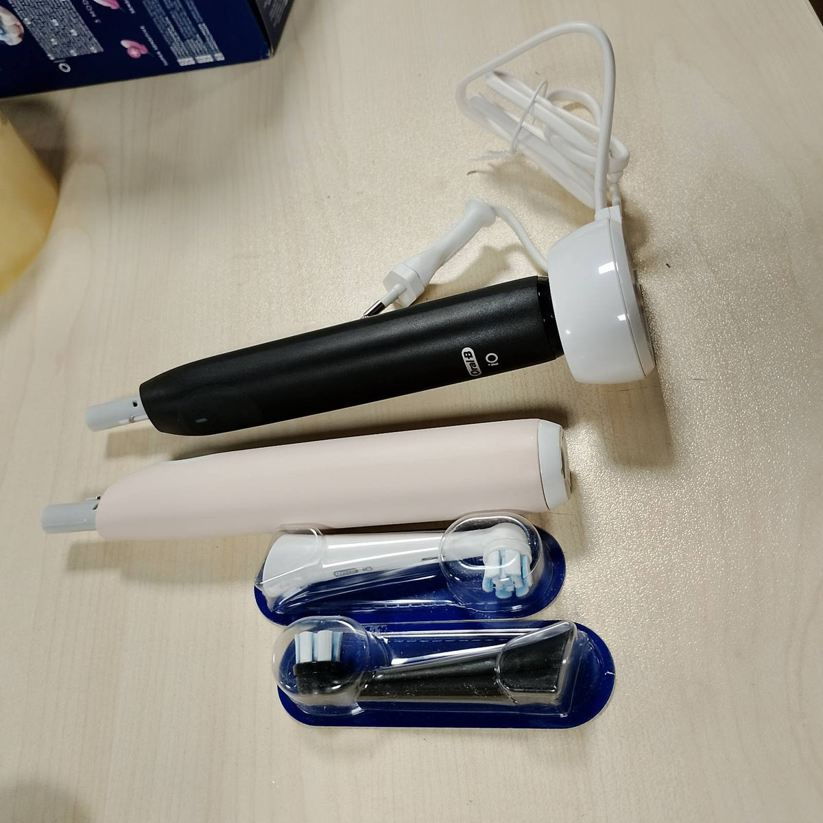 296570 - Oral-B iO 2, 2 furça dhëmbësh elektrike, 1 kokë zëvendësuese, e zezë dhe rozë