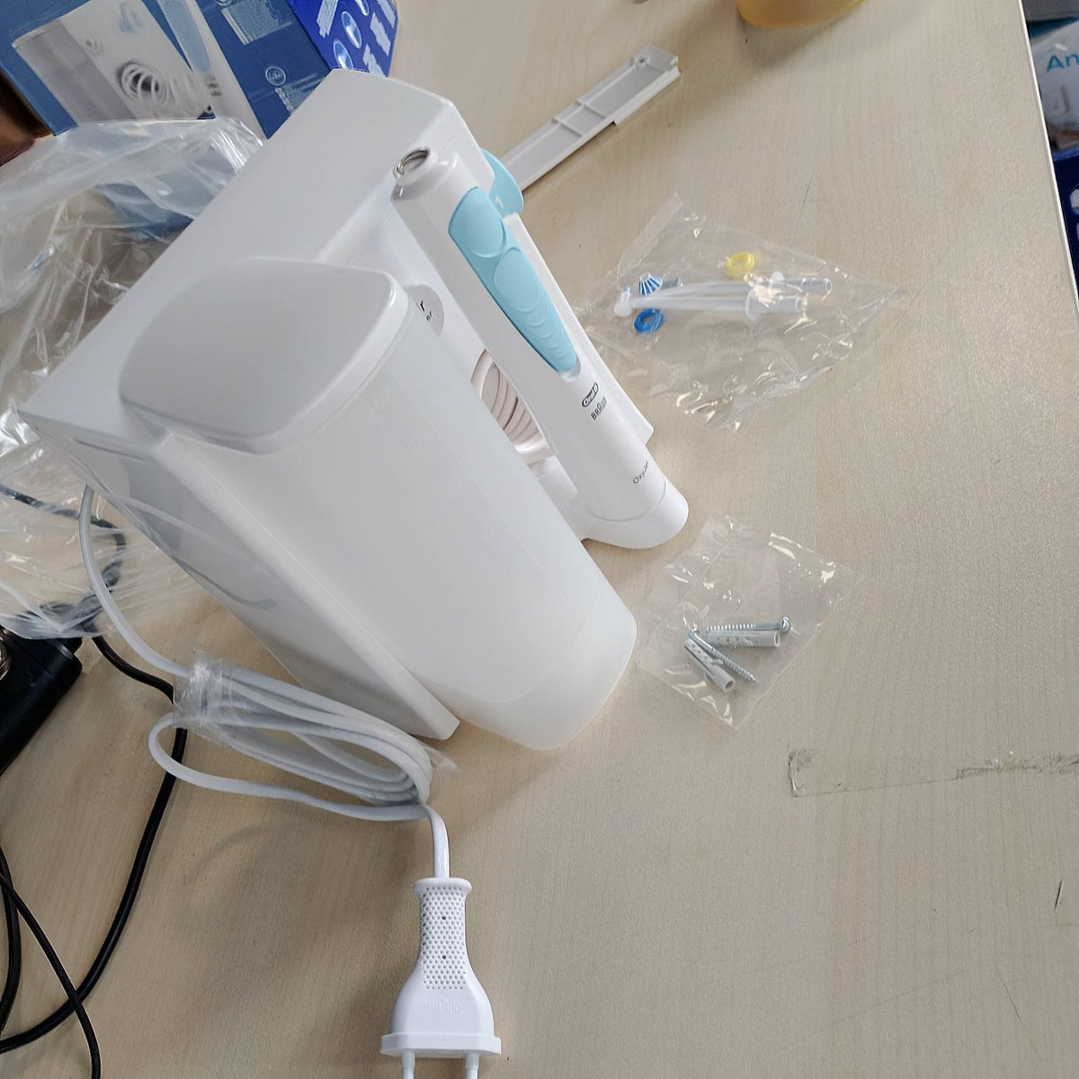 296611 - ORAL-B Pastrues uji Center për shëndetin oral, 1 grykë oksigjeni, 1 grykë spërkatjeje, 4 spërkatje uji, 5 cilësime presioni, i rikarikueshëm