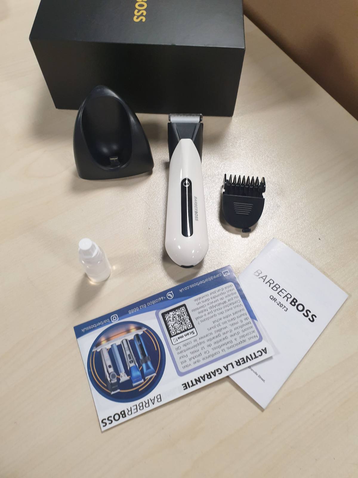 296620 - BARBERBOSS Prerëse flokësh trupi për burra, rroje intime dhe testikujsh, papërshkueshme nga uji, teh qeramik miqësor me lëkurën, krehër i rregullueshëm me gjatësi, stacion karikimi USB dhe dritë LED (e bardhë).