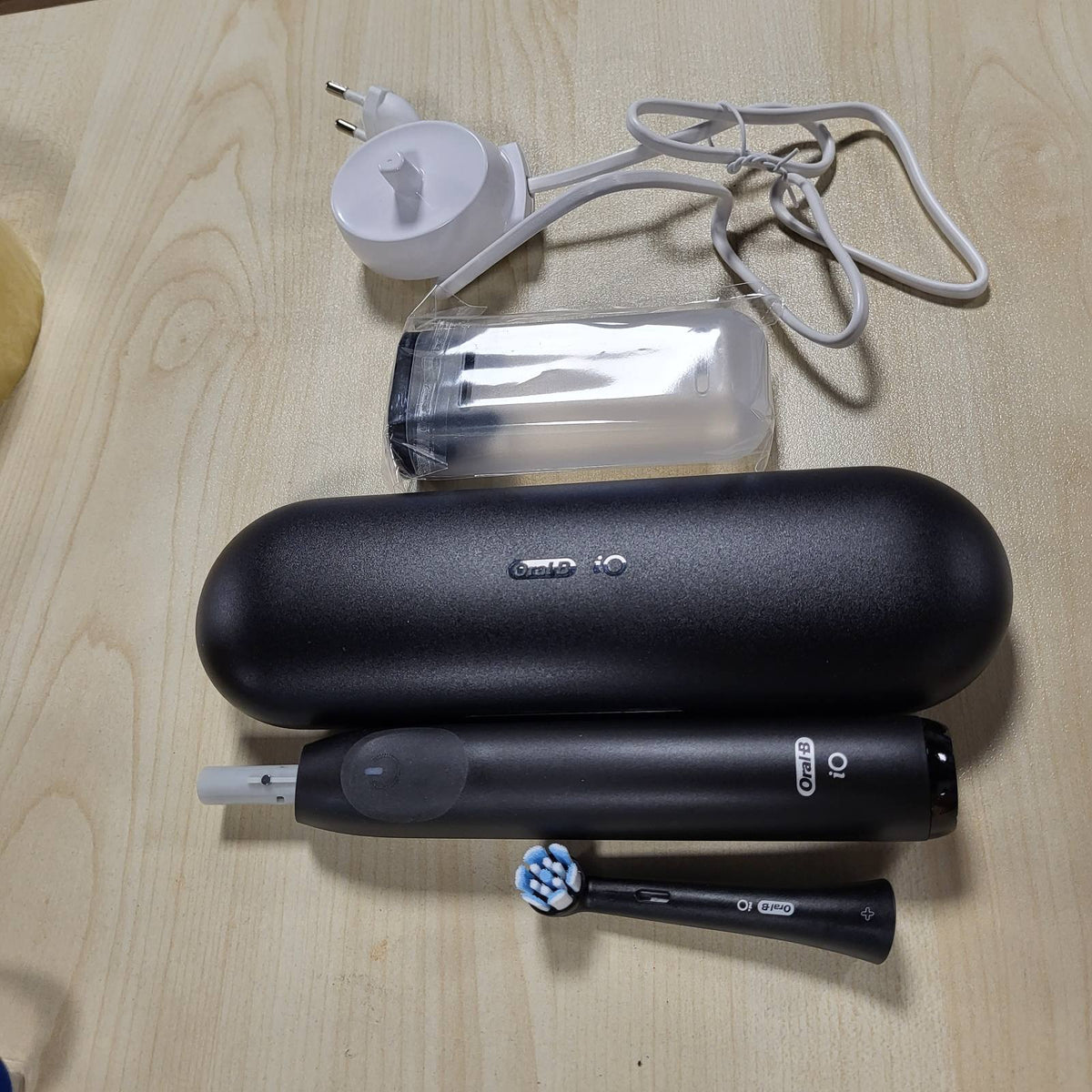 296621 - ORAL-B Furçë dhëmbësh elektrike iO Seria 2, përfshirë 1 kokë furçe, 3 mënyra pastrimi, teknologji magnetike, çantë udhëtimi, dizajnuar nga Braun, e zezë.