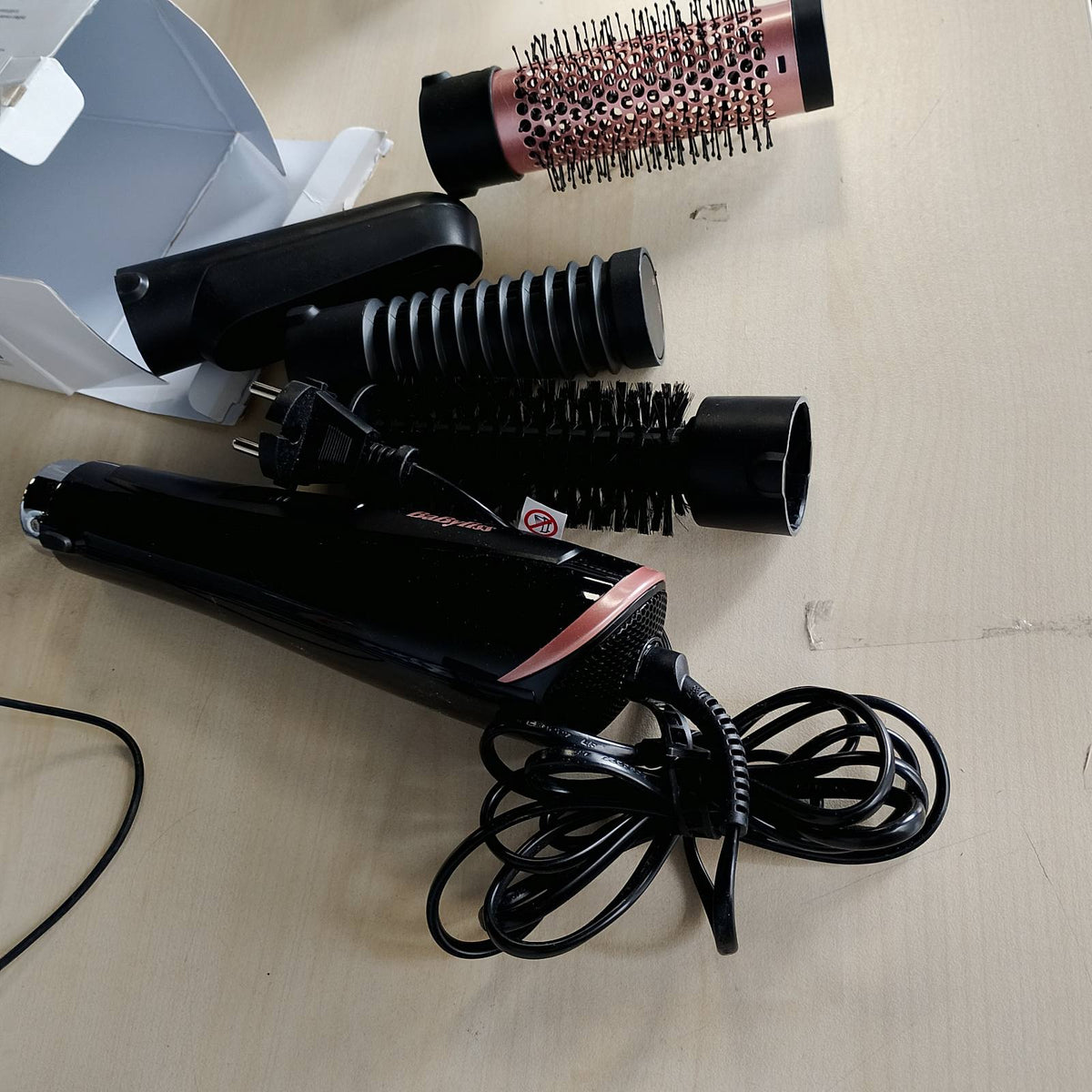 296641 - BABYLISS Furçë me ajër të nxehtë AS126E, 1000W, 3 aksesorë, 2 cilësime temperature, goditje e ftohtë, Teknologji Jonike, e zezë