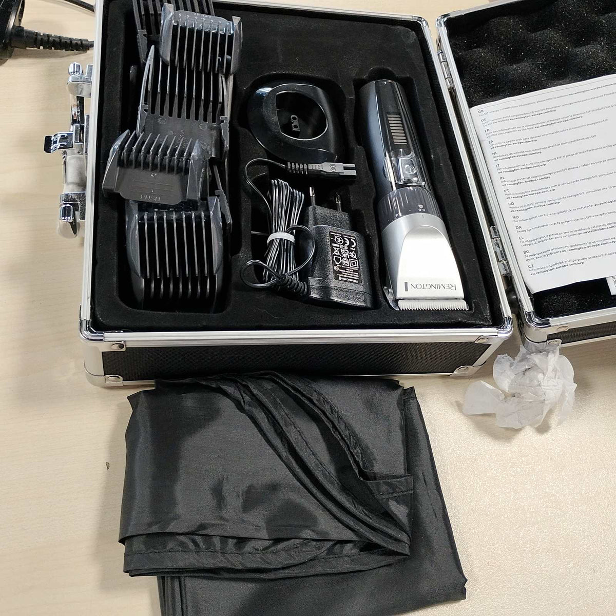 296675 - REMINGTON Makinë prerëse flokësh profesionale HC5811, tehë qeramike vetëmprehëse 0.8-40 mm, rregullim preciz, set me 10 krehëra, funksionim me rrjet/bateri, litium, kuti alumini, pelerinë berberi