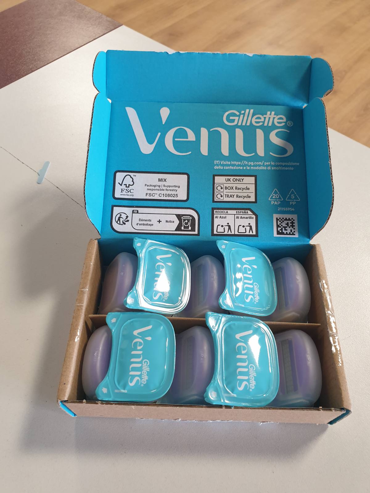 296846 - GILLETTE Brisqe rroje Venus për femra, 10 tehe zëvendësuese ComfortGlide Breeze