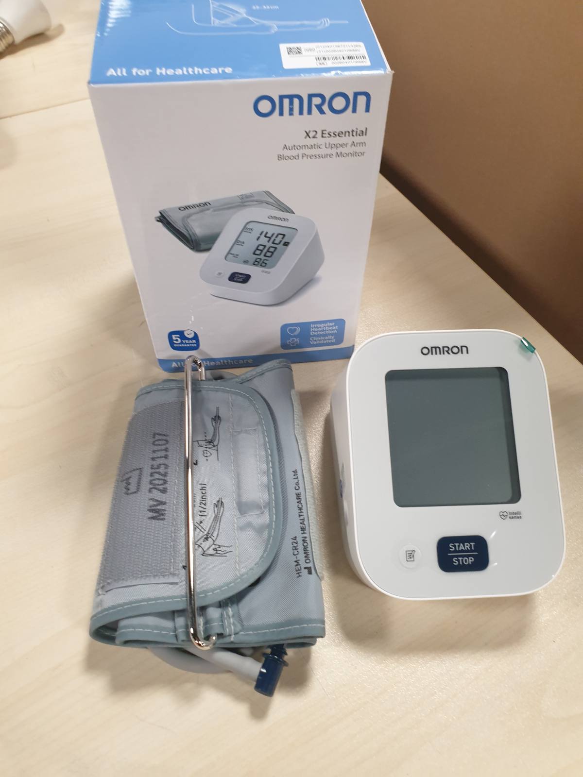 296936 - OMRON X2 Essential, Monitor dixhital i tensionit të gjakut për krahun e sipërm, 22-32 cm, zbulim i rrahjeve të parregullta të zemrës dhe hipertensionit