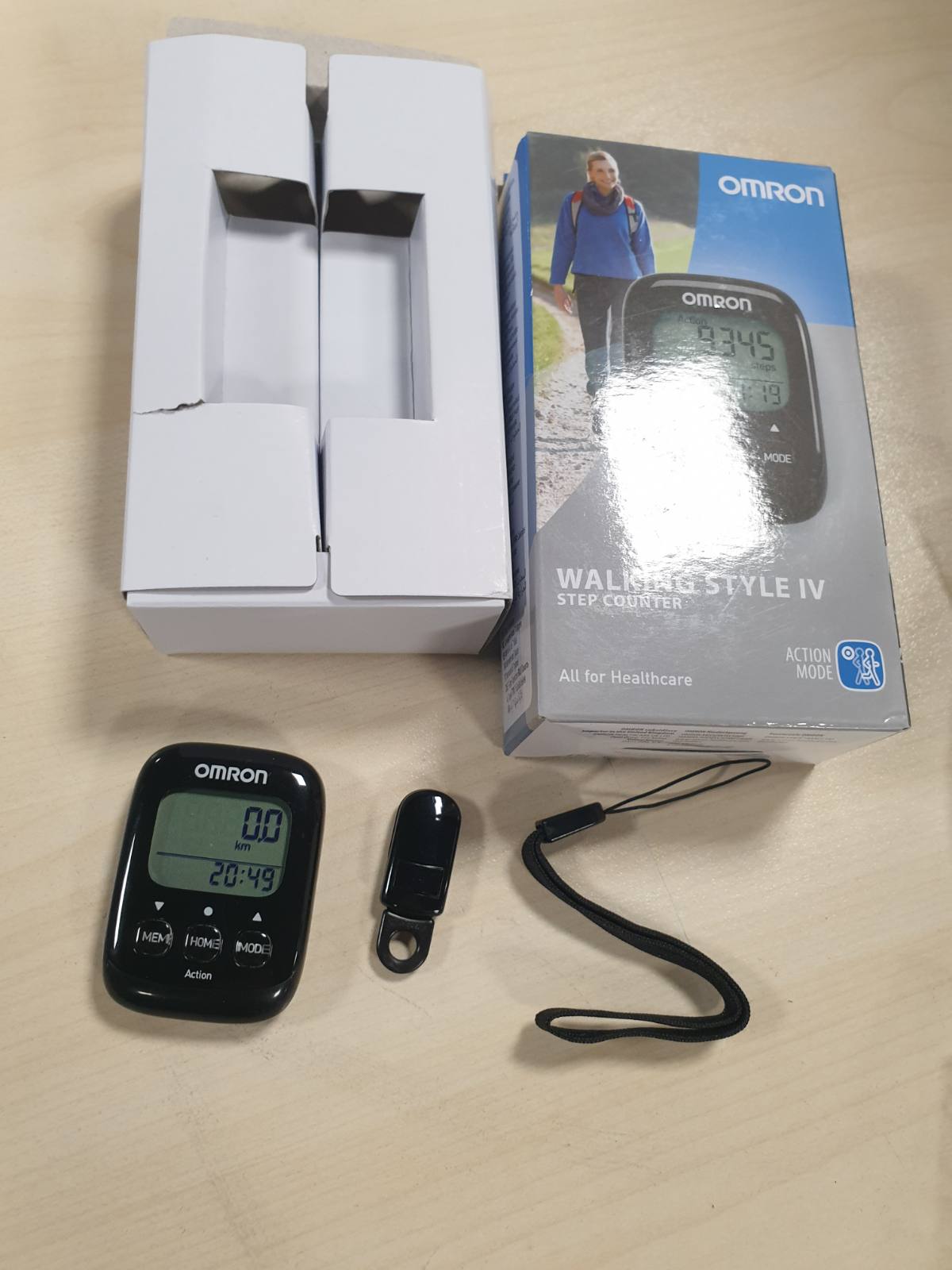296937 - OMRON Pedometër Walking Style IV, i zi, sensor 3D, mat hapat aerobikë, distancën dhe kaloritë e djegura, ekran i madh