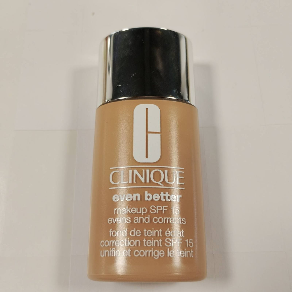 296962 - CLINIQUE Even Better™ Makeup Fondatinë e lëngshme, SPF 15, mbulim të mesëm, vitaminë C, përfundim natyral