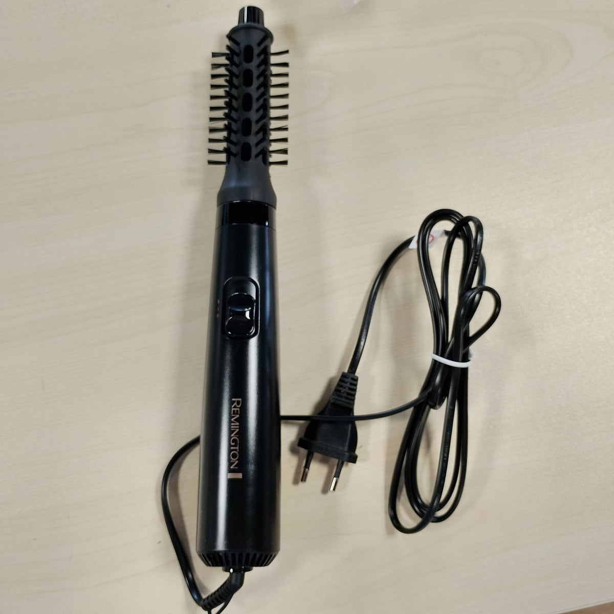296972 - REMINGTON - Furçë me ajër të nxehtë Airstyler AS7100, përfshin 2 aksesorë: furçë të rrumbullakët 19 mm dhe 25 mm, 2 cilësime ngrohjeje dhe ventilatori, e zezë