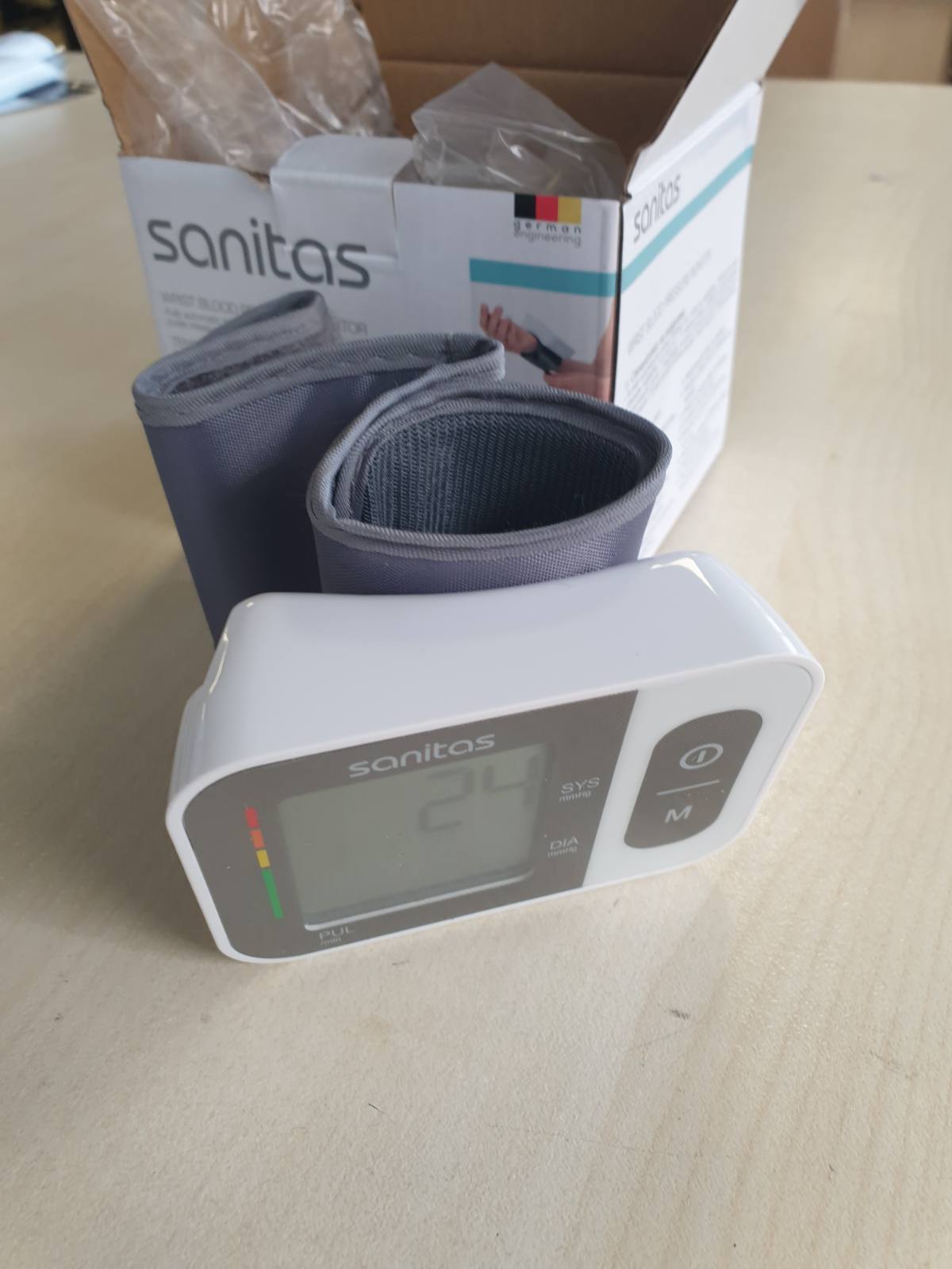 297181 - SANITAS Monitor i tensionit të gjakut SBC 15 për kyçin e dorës, matje automatike e tensionit të gjakut dhe pulsit, funksion paralajmërues për aritmi