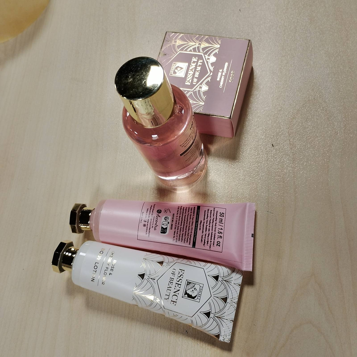 297226 - ACCENTRA Set banjoje ESSENCE OF BEAUTY për femra, set dhuratë me xhel dushi 100 ml, locion trupi 50 ml, pastrues trupi 50 ml, sapun 100 g, sfungjer rrjetë, në kuti dhuratash.