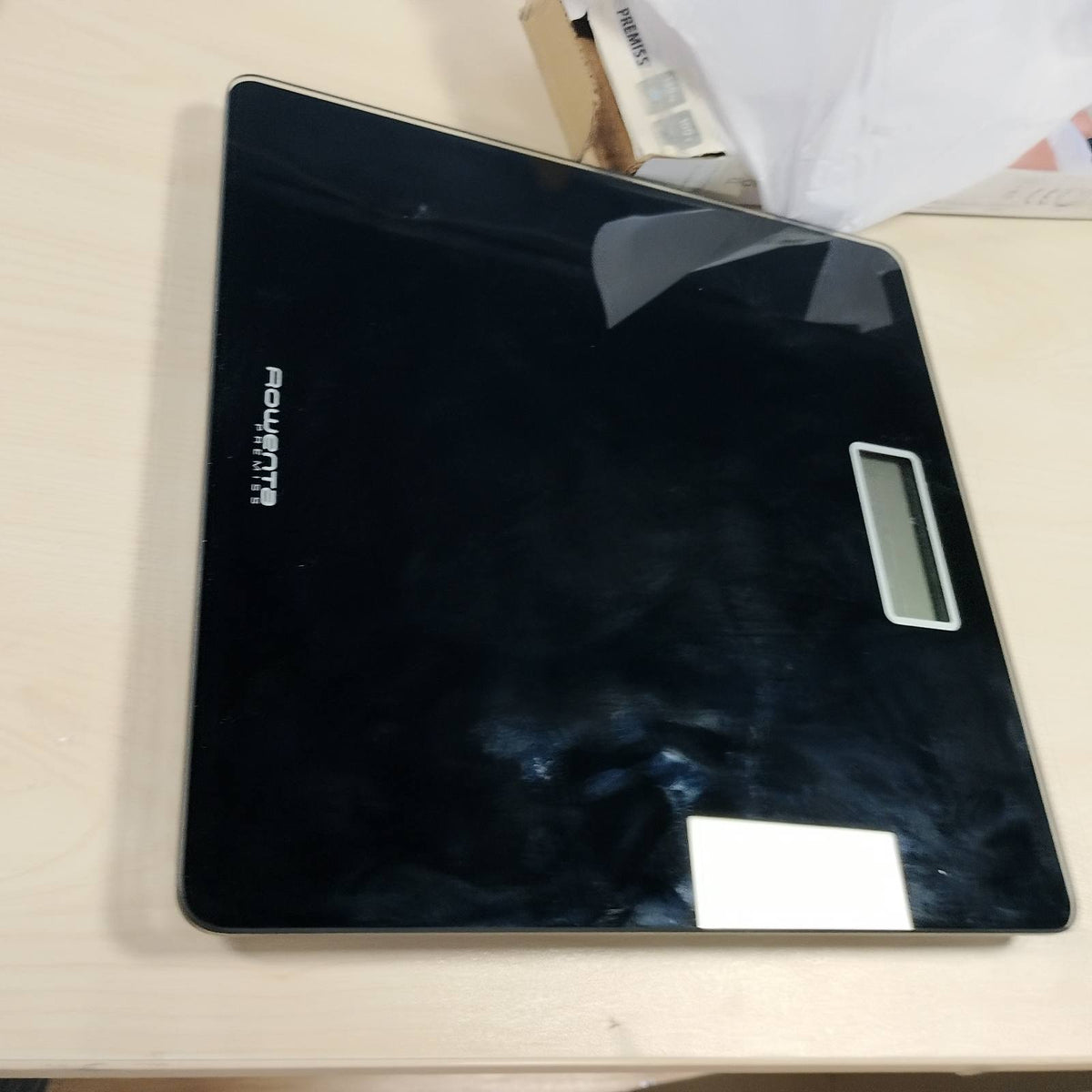 297440 - ROWENTA Peshorja Premiss - Peshorja e Banjës me Ekran LCD, Dizajn i Hollë 2cm, Kapacitet deri në 150kg, Saktësi 100g, Ndizje/Fikim Automatik, E Zezë BS1400