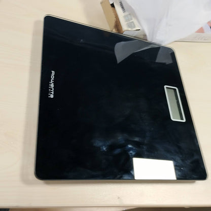 297440 - ROWENTA Peshorja Premiss - Peshorja e Banjës me Ekran LCD, Dizajn i Hollë 2cm, Kapacitet deri në 150kg, Saktësi 100g, Ndizje/Fikim Automatik, E Zezë BS1400