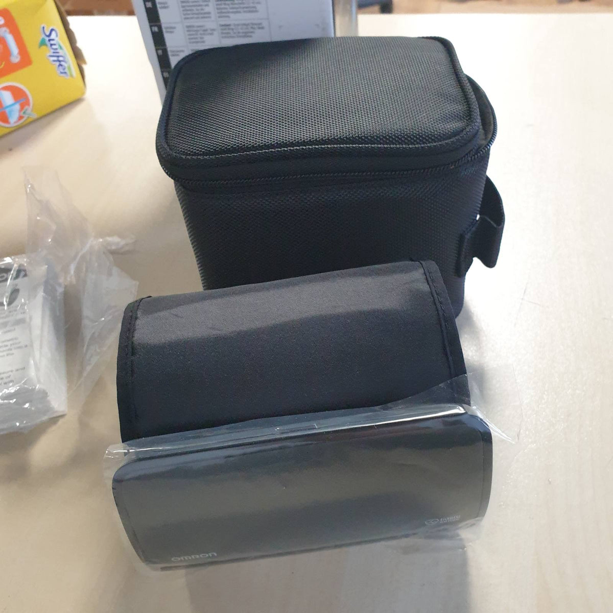 297878 - OMRON Monitor pa tel tensioni gjakut EVOLV, për krahun e sipërm, 22-42 cm